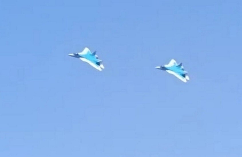 مواقع التواصل تتداول صورة فوتوغرافية عالية الجودة لمقاتلة "سو-57" الروسية بعلامات تعريف جزائرية