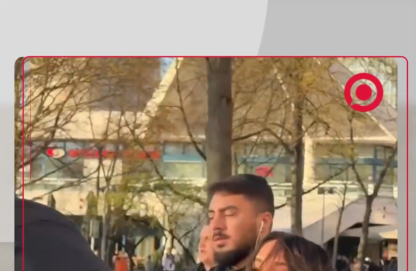 شرطي يكمّم فم سيدة كانت تهتف بـ