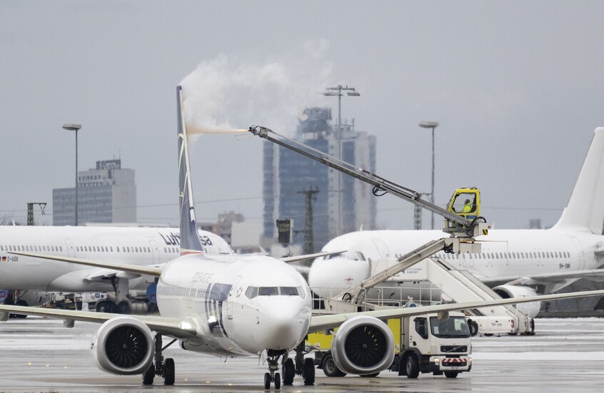 متى تنتهي معاناة المسافرين؟ خبراء يحذرون: انفراجة أسعار النفط لا تعني انخفاضا فوريا للأسعار