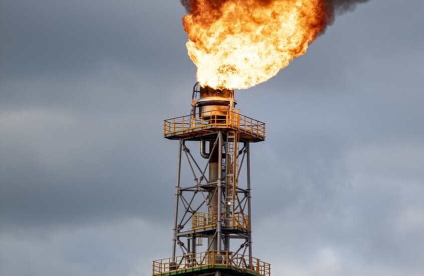 النفط يصعد مدفوعا بالإغلاق المستمر لمضيق هرمز