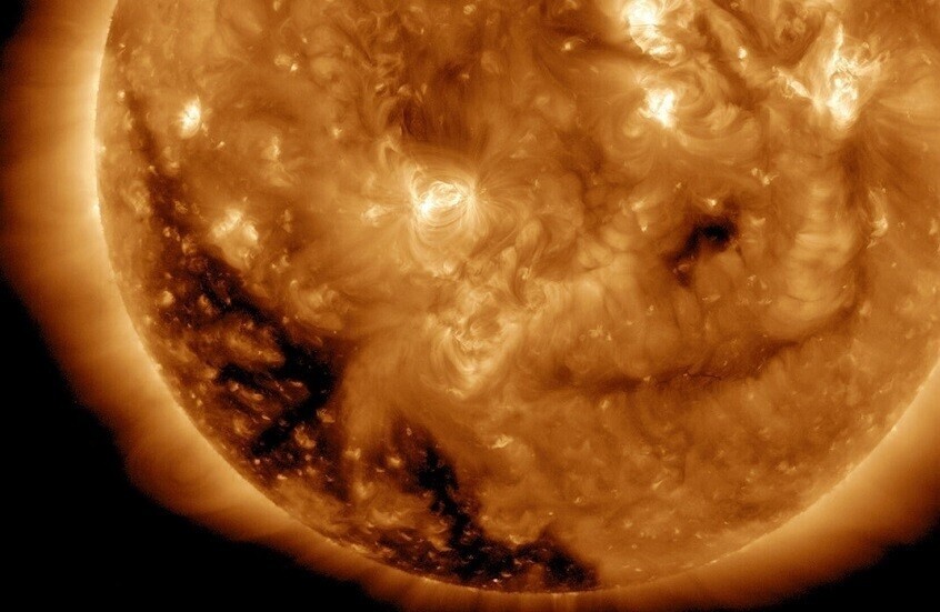 عالم يوضح تأثير الثقوب الإكليلية على الأرض