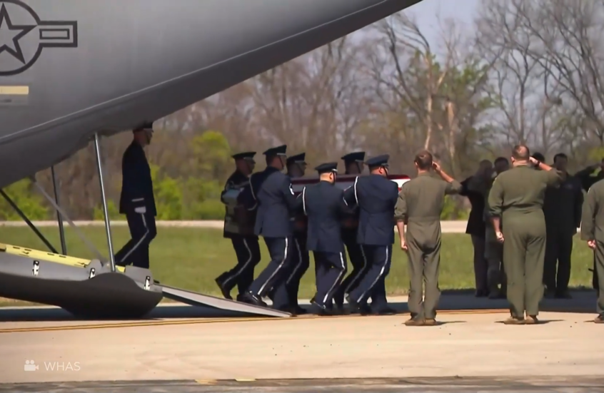 ولاية كنتاكي الأمريكية تستقبل جثمان جندية تحطمت طائرتها فوق العراق أثناء الحرب على إيران