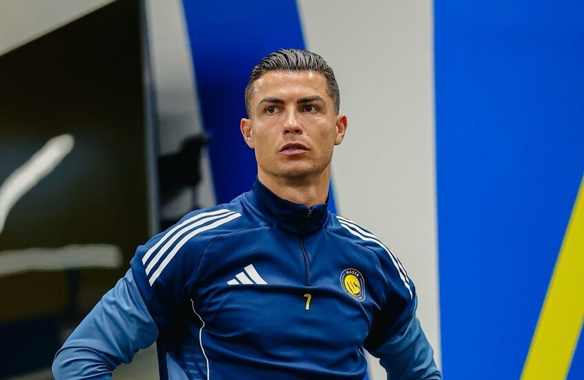 كم سعره؟.. إطلالة مميزة لكريستيانو رونالدو بطقم أحمر (صور)