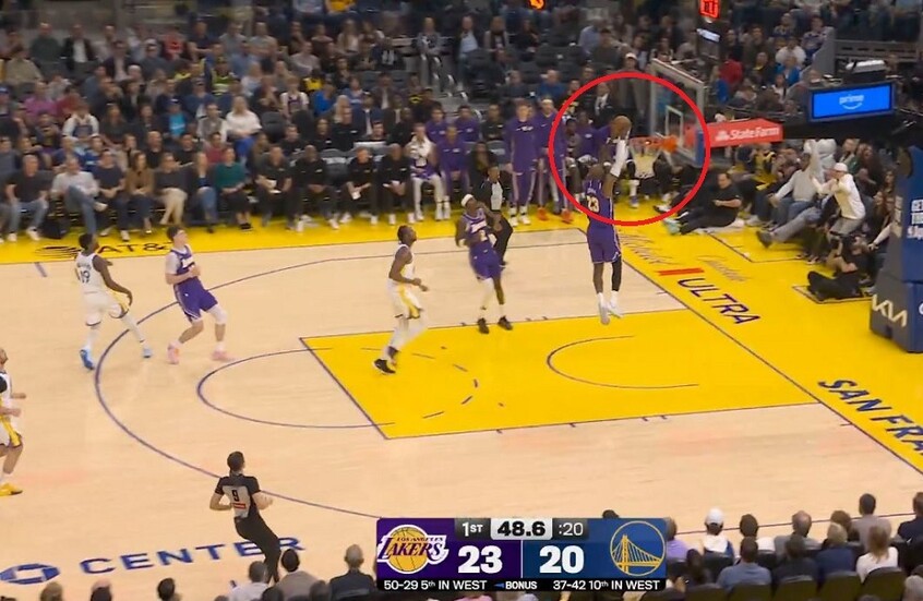 هذه المرة من "الابن للأب".. تاريخ جديد بين ليبرون جيمس ونجله (فيديو)