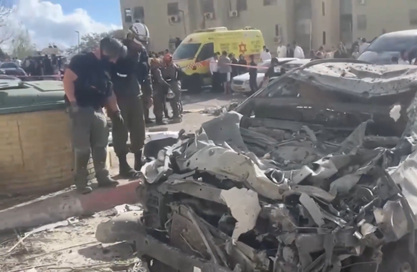 صاروخ من "حزب الله" يستهدف موقف سيارات في صفد