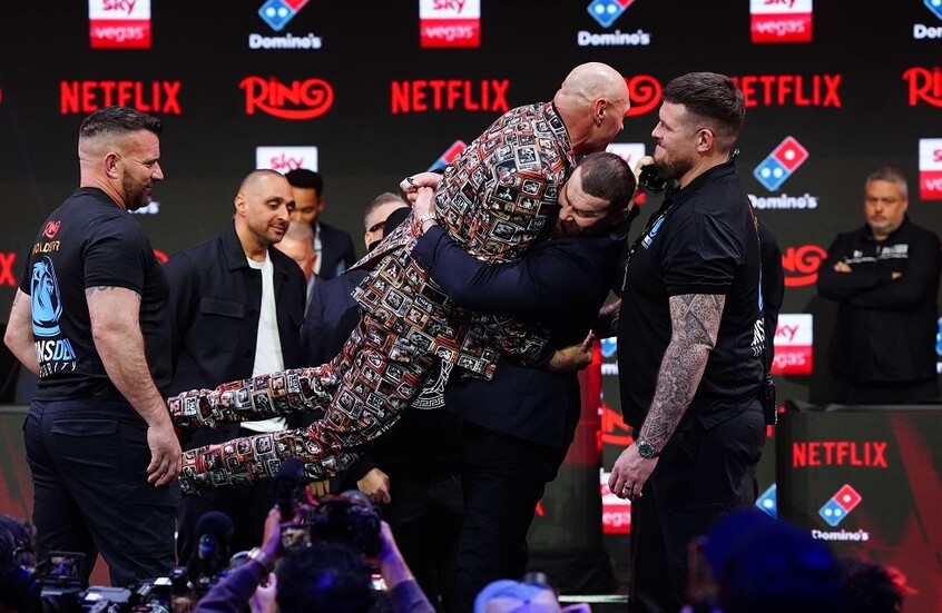 رغم التهديد والوعيد.. لقطة طريفة بين "ملك الغجر" ومصارع "الدببة".. فيديو