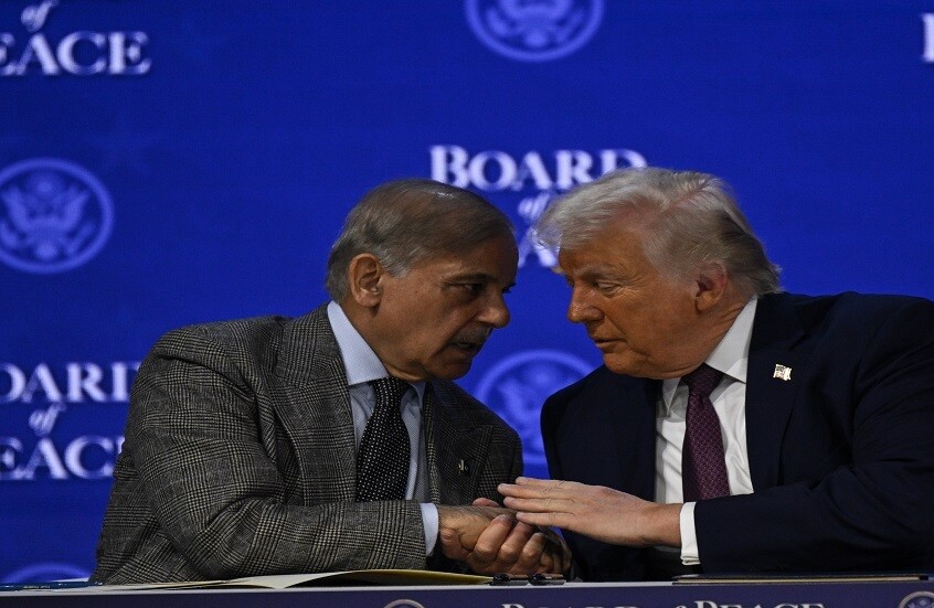 الرئيس الأمريكي دونالد ترامب يتحدث إلى رئيس الوزراء الباكستاني شهباز شريف (يسار) ضمن فعاليات منتدى دافوس في يناير الماضي