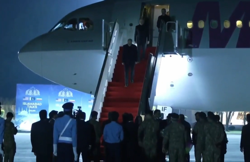لحظة وصول الوفد الإيراني إلى إسلام آباد