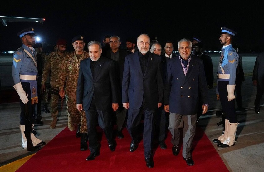 لحظة وصول طائرة الوفد الإيراني إلى باكستان