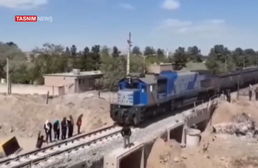 قطار يعبر جسر يحيى آباد وسط إيران للمرة الأولى منذ تعرضه للقصف
