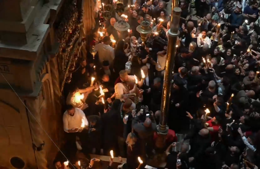 لحظة انبثاق النور المقدس في كنيسة القيامة