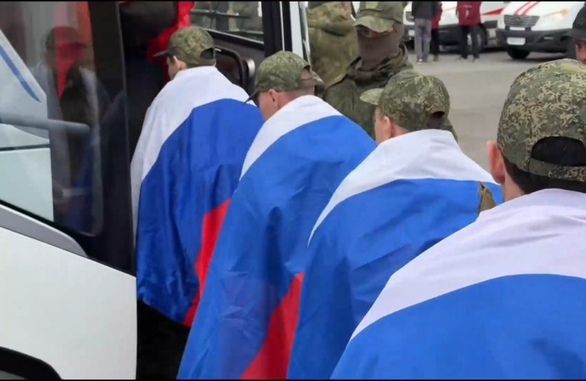 روسيا تستعيد 175 جنديا من الأسر الأوكراني مقابل 175 (فيديو)