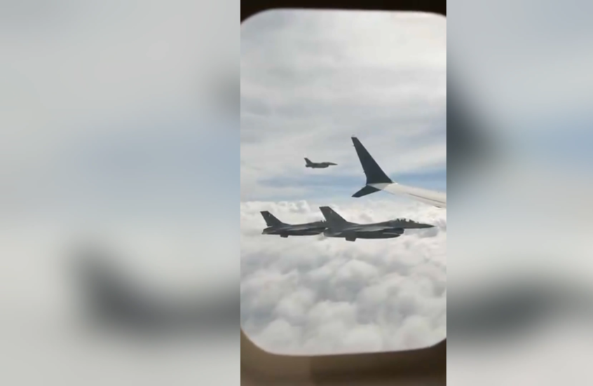 مقاتلات باكستانية ترافق طائرة الوفد الأمريكي إلى إسلام آباد