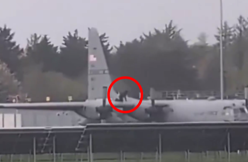 اختراق أمني في مطار شانون وإغلاقه بعد إلحاق أضرار بطائرة عسكرية أمريكية (فيديو)