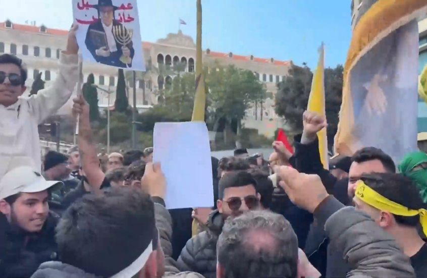 الآلاف في بيروت يحتجون على المفاوضات المباشرة مع تل أبيب