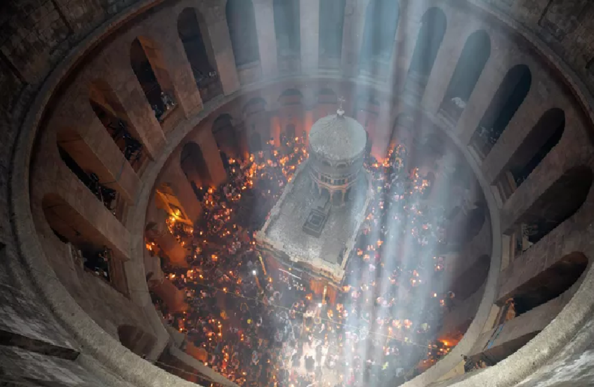 النار المقدسة تصل إلى الدير الروسي في القدس