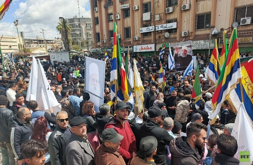 السويداء.. تظاهرة تطالب بالتمسك بالحقوق القانونية لقتلى أحداث يوليو الماضي في المدينة