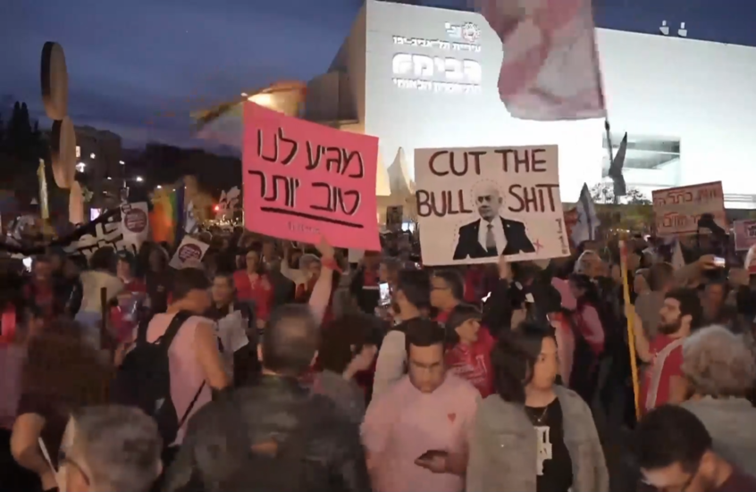 آلاف المتظاهرون في تل أبيب يدعون إلى وضع حد لـ "الحرب الأبدية" الإسرائيلية