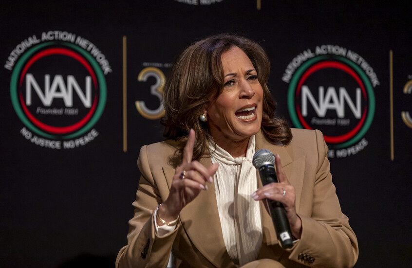 كامالا هاريس تتحول إلى مادة للسخرية بسبب تقليدها لترامب بلهجة "زعيم عصابة" (فيديو)