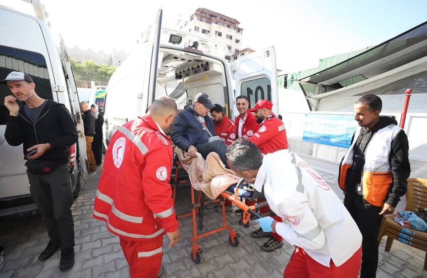 الهلال الأحمر الفلسطيني يشارك في إجلاء مرضى من غزة (صور)
