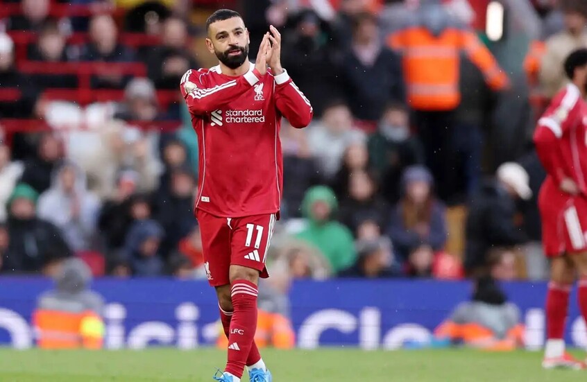 احتفال يستحق البكاء.. تصرف لافت من جماهير ليفربول تجاه محمد صلاح (فيديو)