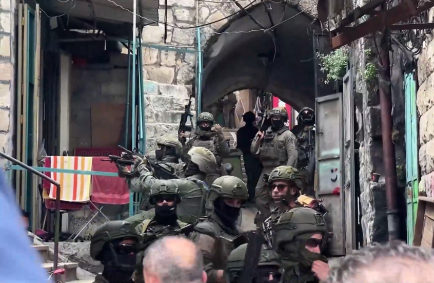 الضفة الغربية.. القوات الإسرائيلية تداهم نابلس وتصيب مواطنين