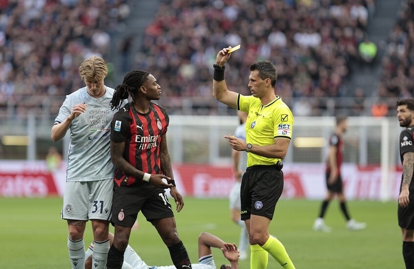 ليلة الهزيمة المدوية لميلان.. رفائيل لياو يسخر من الحكم والأخير يرد بطريقته (فيديو)