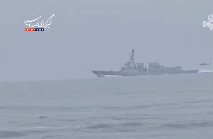 التلفزيون الإيراني ينشر لقطات لإبعاد مدمرتين أمريكيتين من مضيق هرمز