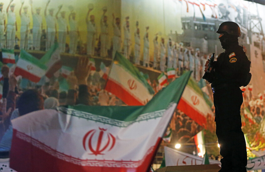 "فارس" تكشف أين تبخرت الدولارات الأمريكية "المخصصة لدعم مثيري الشغب" في إيران