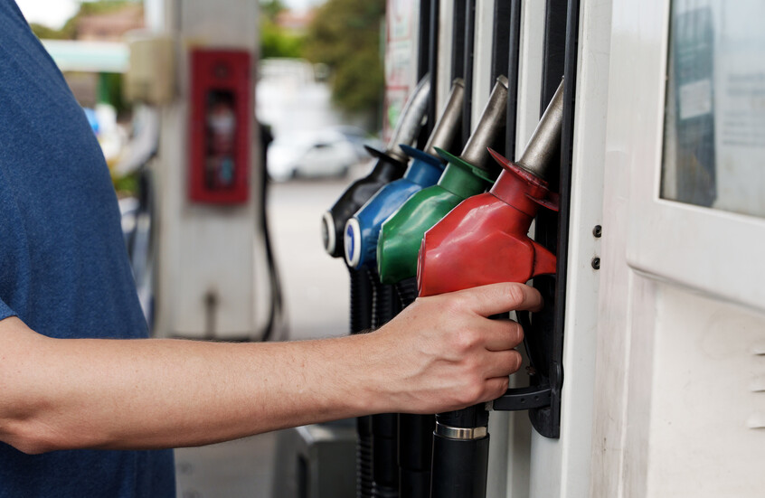 "ديلي ميل": حادثة تحايل مقززة تكشف انحدارا أخلاقيا غربيا نتيجة تداعيات أزمة أسعار الوقود (فيديو)