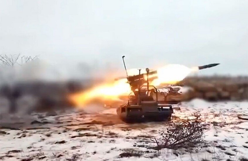 الجيش الروسي يستخدم روبوتا بريا كمنصة لراجمة صواريخ صغيرة الحجم (فيديو)