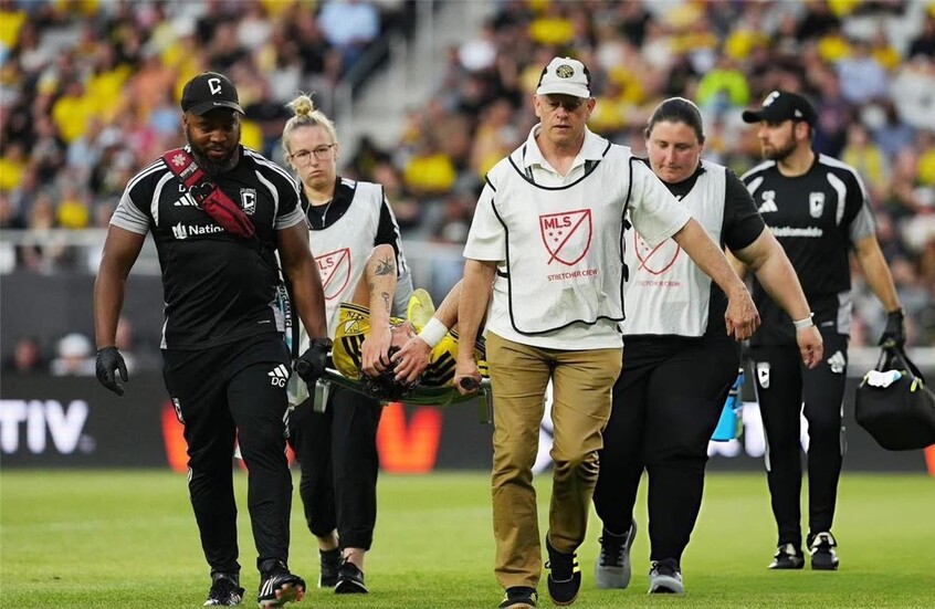 غادر على نقالة.. وسام أبو علي يتعرض لإصابة مقلقة (فيديو)