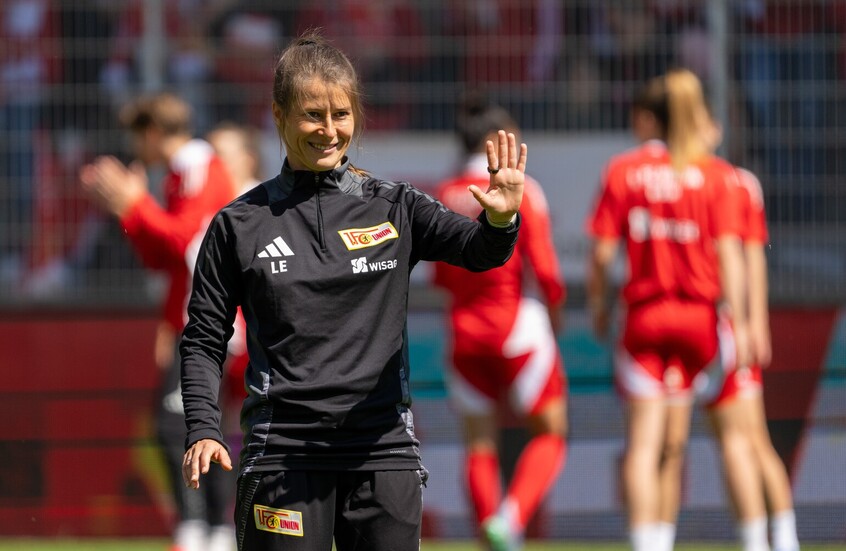 أول مدربة في الدوريات الكبرى تواجه موجة انتقادات.. والنادي يتدخل