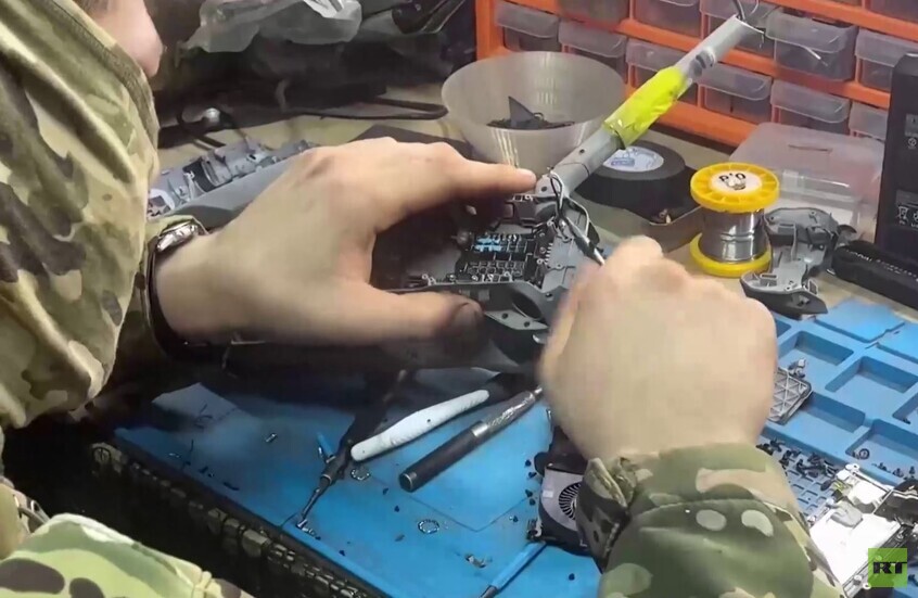 مشاهد لعمل ورشة ميدانية لصيانة وإصلاح الطائرات المسيرة الروسية في محيط منطقة العملية العسكرية الخاصة