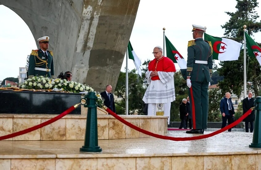 بابا الفاتيكان يؤكد من الجزائر أن السلام هو السبيل الوحيد للمستقبل