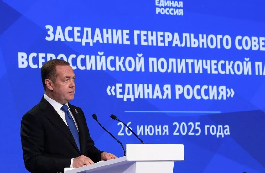 مدفيديف يعلق على حصار مضيق هرمز باقتباس من رواية "1984" لأورويل