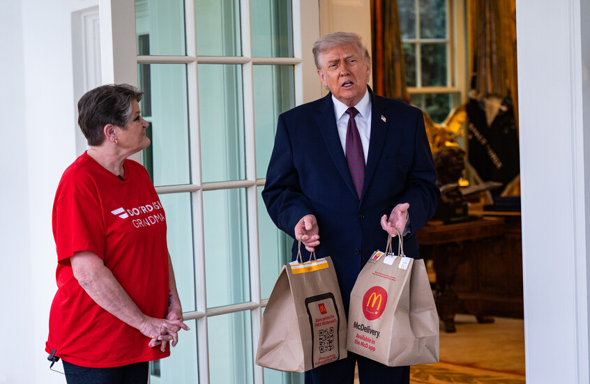 ترامب يترك لفتاة التوصيل 100 دولار بقشيش بعد استلامه طلب ماكدونالدز (فيديو)
