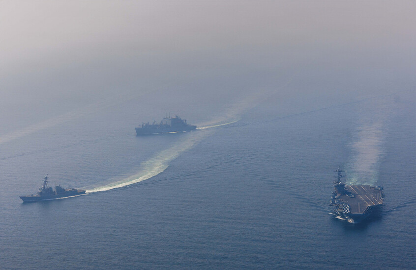 حاملة الطائرات يو إس إس أبراهام لينكولن تبحر بجانب المدمرة الصاروخية الموجهة يو إس إس فرانك إي. بيترسن جونيور في بحر العرب في 6 فبراير الماضي.