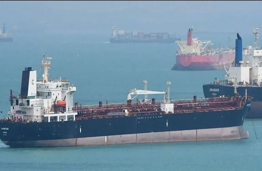ناقلة نفط خاضعة للعقوبات الأمريكية تكسر حصار ترامب على مضيق هرمز (فيديو)