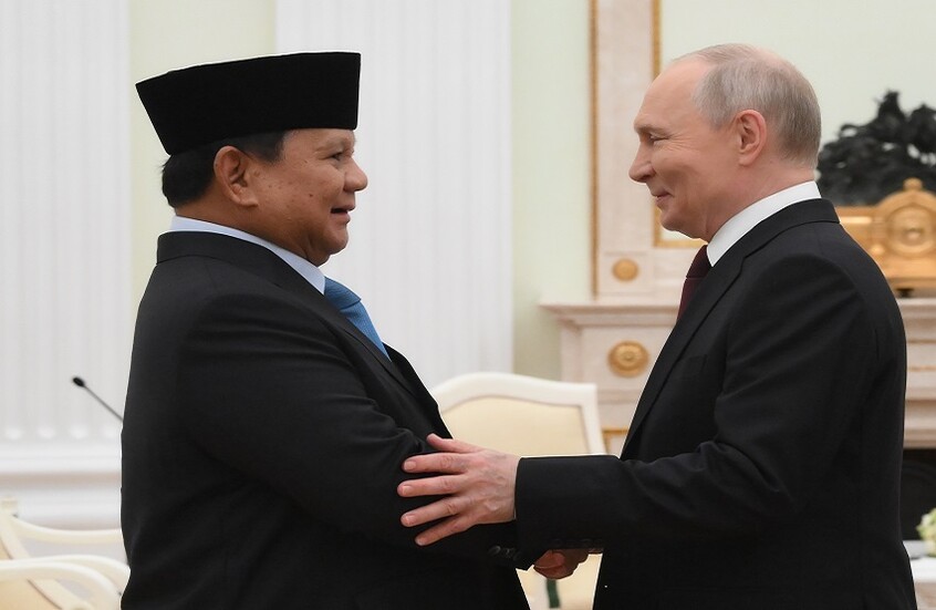 بوتين يهدي نظيره الإندونيسي رمز "الضيافة الروسية"