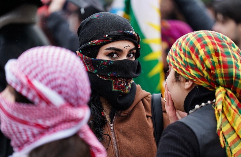 نساء كرديات يشاركن في مظاهرة في ساحة نوروز تضامنا مع الشعب الكردي في شمال شرق سوريا