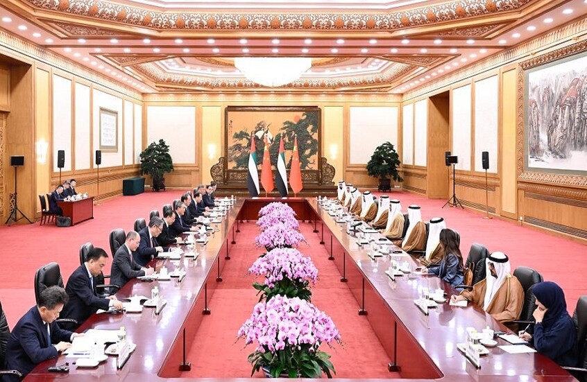 تشيانغ يجري محادثات مع ولي عهد أبوظبي في قاعة الشعب الكبرى في العاصمة الصينية بكين - 13 أبريل 2026.