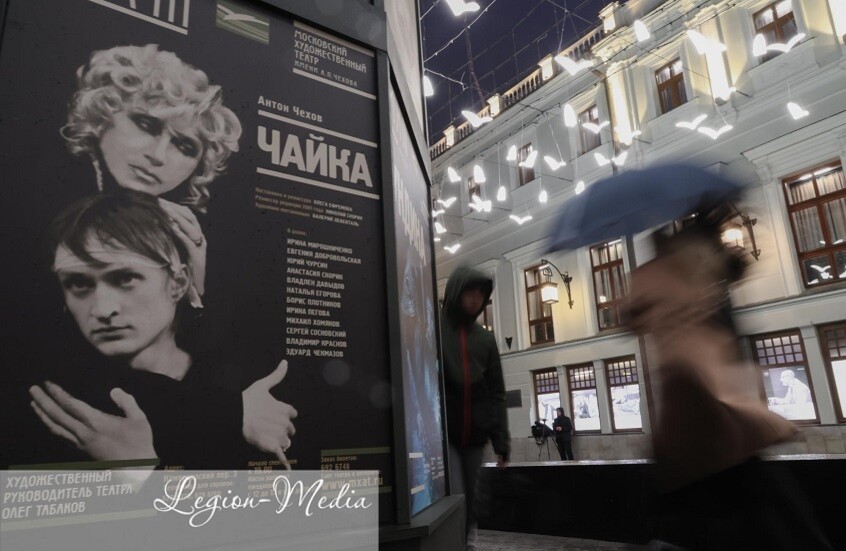 بصيغة "متعددة الوسائط".. موسكو تطلق ألبوما خاصا للمكفوفين يجسد مسرحية "النورس" لتشيخوف