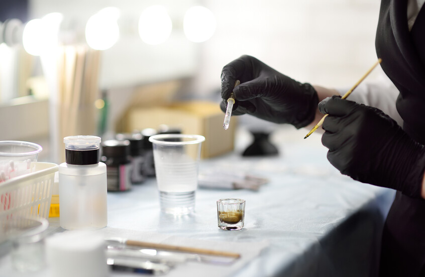 صيحة مكياج رائجة تتسبب في إصابة امرأة بمرض نادر