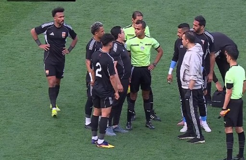 حكم في الدوري المصري الممتاز يتعرض لإصابة مفاجئة ويغادر الملعب باكيا