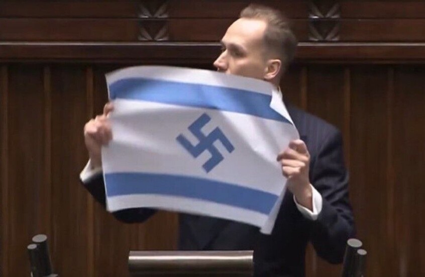 برلمانى بولندي يرفع علما إسرائيليا عليه رمز النازية (فيديو)