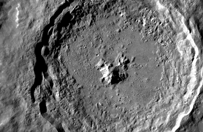 علماء الفلك يرصدون تشكل فوهة جديدة على سطح القمر (صورة)