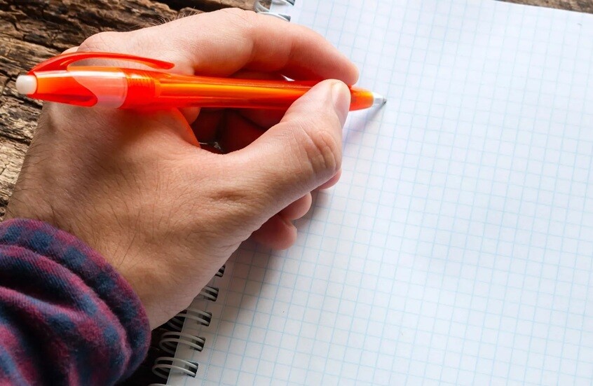 كتب من اليمين إلى اليسار ورأى كل شيء قبل أوانه!