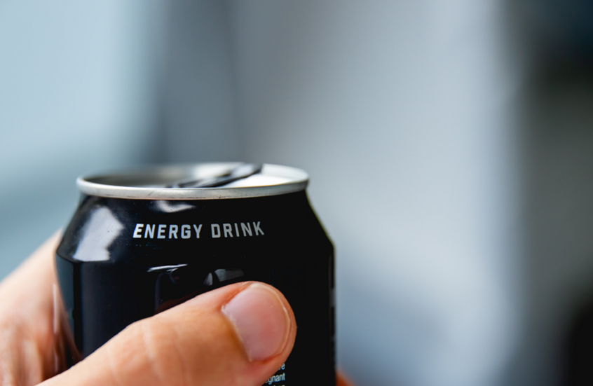 عقب وفاة صادمة لمراهقة.. تحذيرات هامة من مضاعفات صحية خطيرة لمشروبات الطاقة