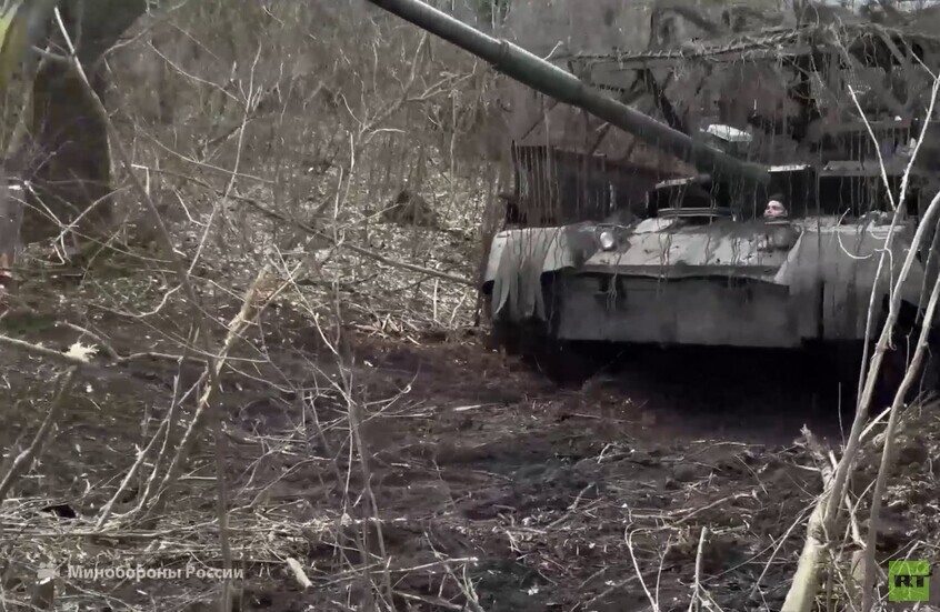 شاهد.. دبابة روسية محصنة ضد المسيرات تدمر مواقع أوكرانية في خاركوف